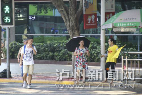 絕大多數市民都做到了自覺禮讓斑馬線，不橫穿馬路，不翻越欄桿，做到車讓人、人讓車2.JPG