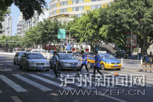 四川警察學院前的斑馬線沒有紅綠燈，但過往車輛見到有行人過斑馬線都會禮讓行人